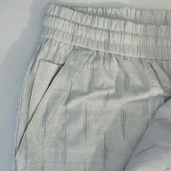 Size 3X (26) - ATHLETA - Farallon Printed Jogger Pants White Gray Dots NEW - Picture 3 of 4